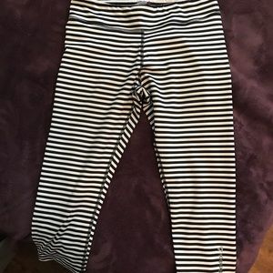 Reebok cropped workout pants size Medium